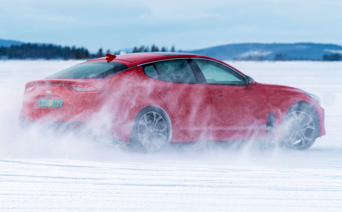 NOWA kia stinger nie pęka nawet przy minus 35 stopniach. Atakuje napędem i bajerami [TEST WIDEO]