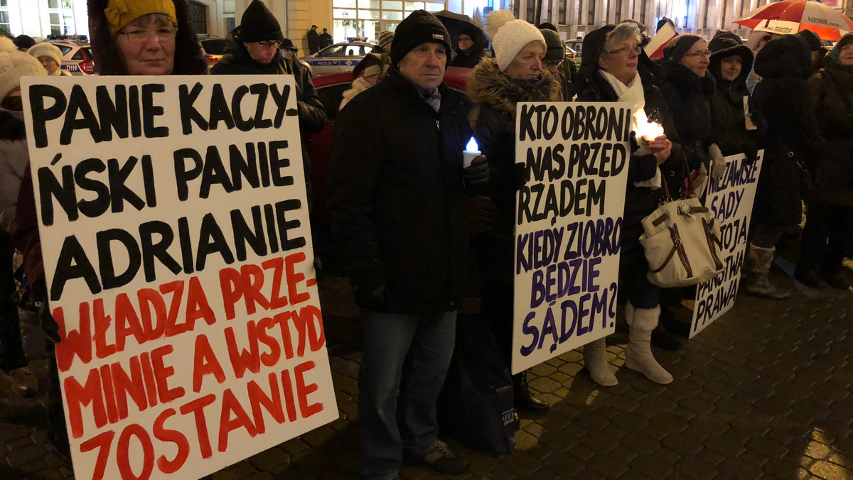 Około 100 osób pojawiło się przed Sądem Okręgowym w Lublinie. Protest zorganizował lubelski Komitet Obrony Demokracji się pod hasłem "Suweren mówi dość!". Organizatorzy zapowiedzieli kolejne manifestacje.