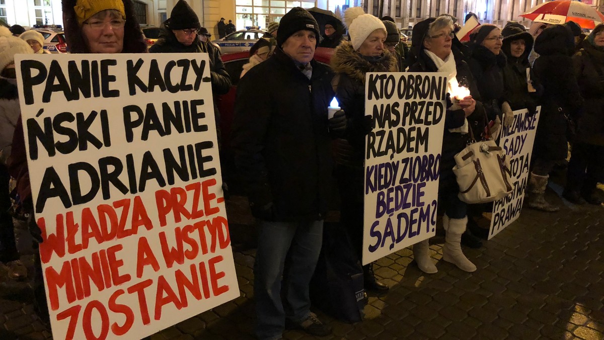 Około 100 osób pojawiło się przed Sądem Okręgowym w Lublinie. Protest zorganizował lubelski Komitet Obrony Demokracji się pod hasłem "Suweren mówi dość!". Organizatorzy zapowiedzieli kolejne manifestacje.