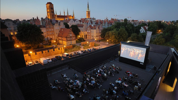 Kino na Teatrze Szekspirowskim z widokiem na dachy gdańskich kamienic ma unikatowy charakter, nie ma drugiego takiego w Polsce.