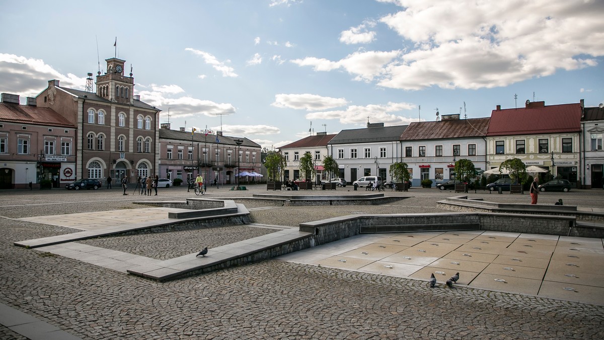 Zabetonowany rynek w Skierniewicach