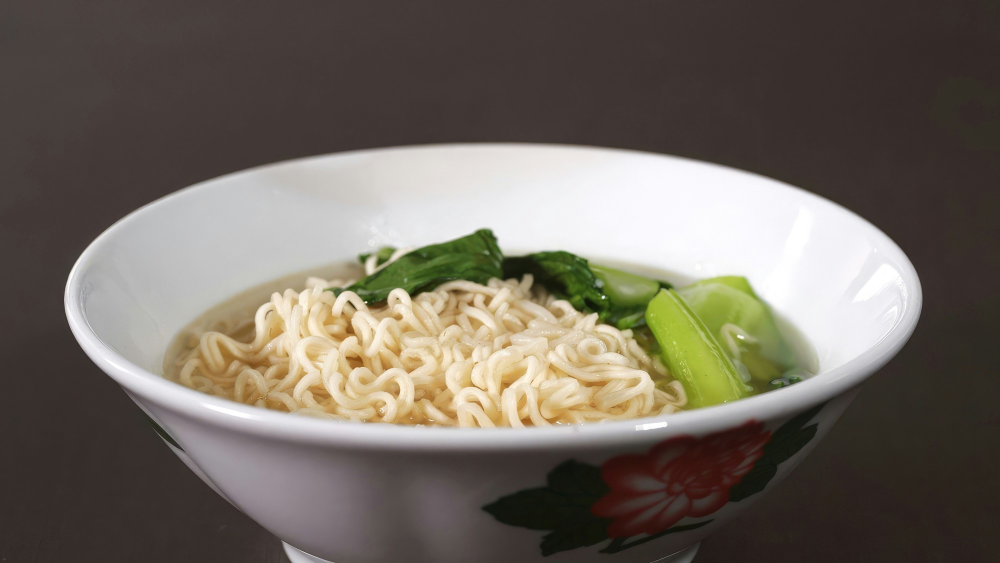 Instantné polievky sú bohaté na sodík a transmastné kyseliny, no takmer úplne im chýba vláknina a vitamíny.