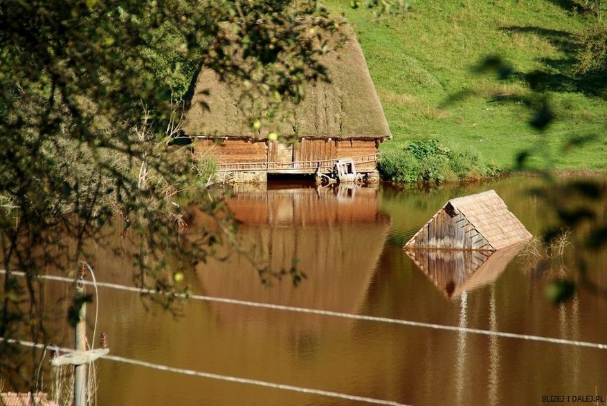 Toksyczne jezioro, źródło: blizejidalej.pl