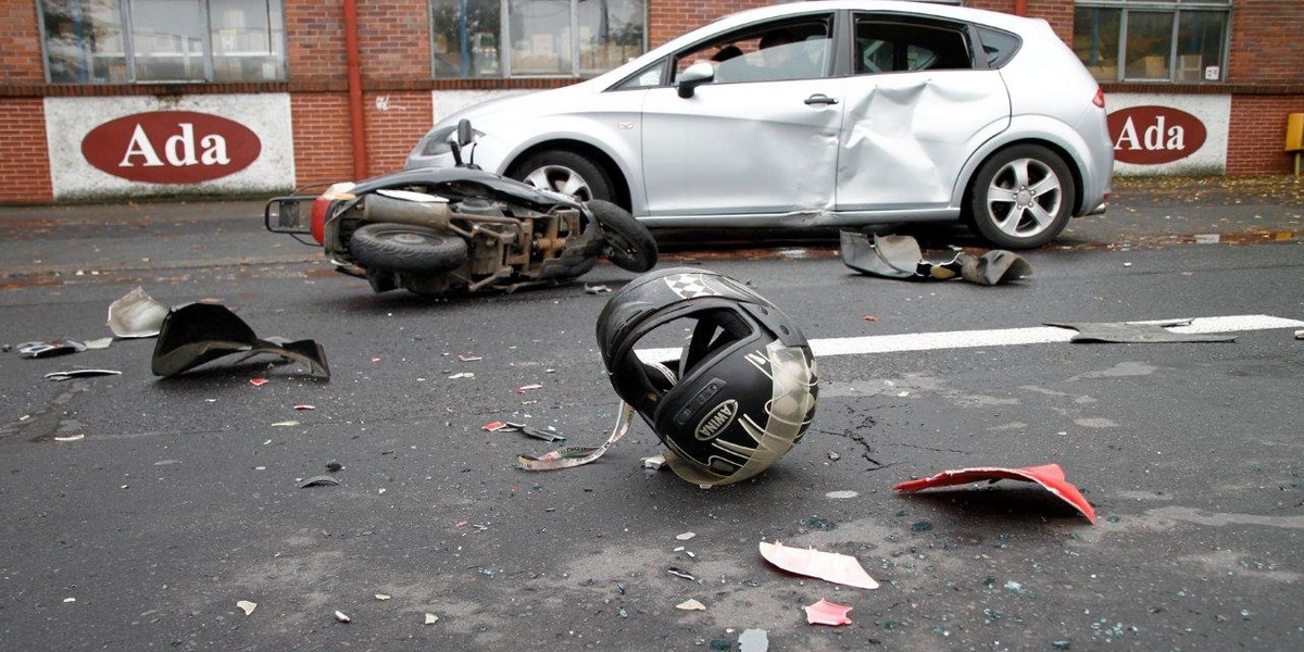 Wypadek w Opolu. Motorower zderzył się z samochodem osobowym