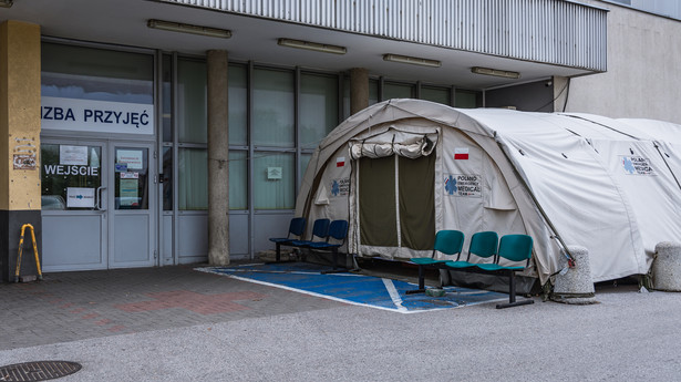 Namiot przed szpitalną Izbą Przyjęć podczas pandemii COVD-19