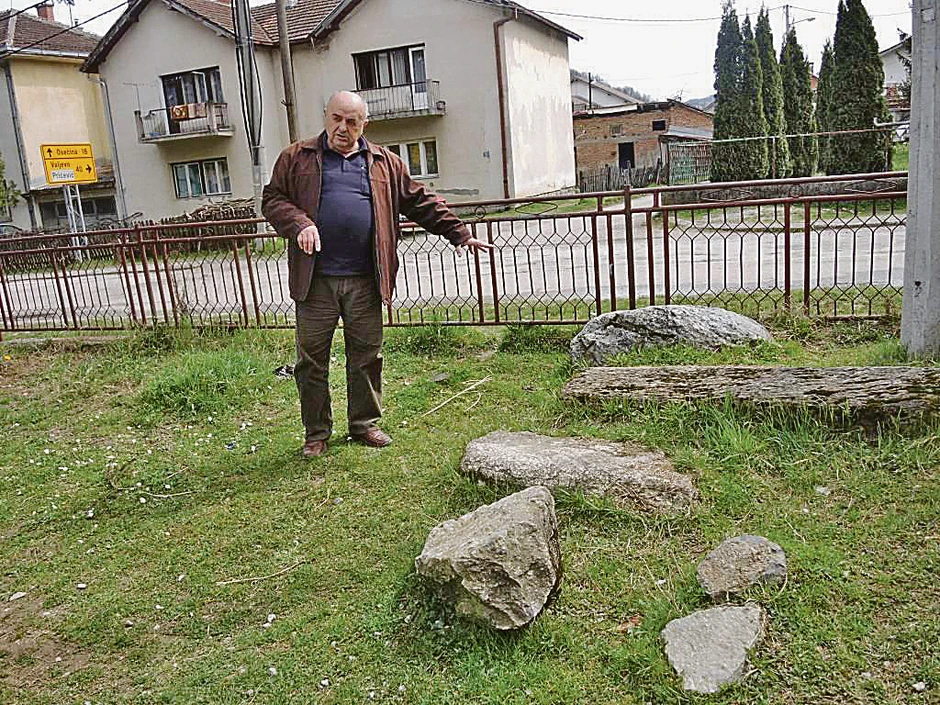 Veličko Ilić u dvorištu škole u Peckoj, gde se nalazio pravi kamen