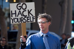 Dokonał jednego z największych ataków hakerskich w Niemczech. Ma 20 lat i mieszka z rodzicami