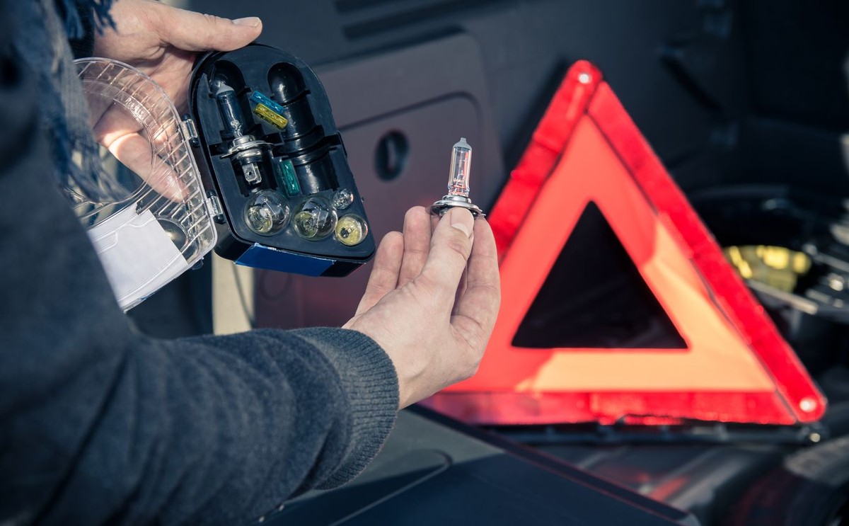 Wymiana żarówki w samochodzie