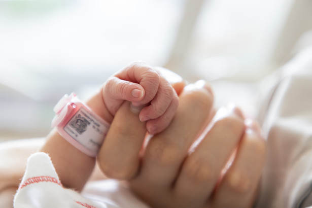 Dłuższy urlop macierzyński dla rodziców wcześniaków. Od kiedy będzie możliwy?