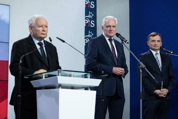 Prezes Prawa i Sprawiedliwości Jarosław Kaczyński , prezes Porozumienia Jarosław Gowin i prezes Solidarnej Polski Zbigniew Ziobro
