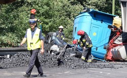 Ciężarówka z węglem przygniotła nissana. Kierowca usłyszy zarzut spowodowania śmiertelnego wypadku