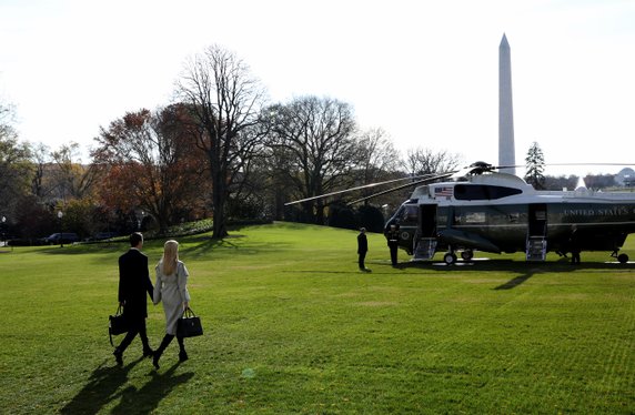 Od bogatego dziecka do pierwszej córki. Życie Ivanki Trump (na zdj. z mężem)