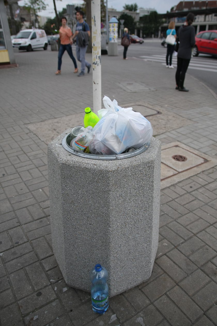 śmieci wysypują się z pojemników