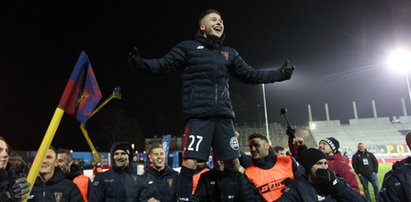 Kowalczyk ma 22-lata i już jest kapitanem Pogoni Szczecin. Trenerzy ściągnęli go z trybun na trening