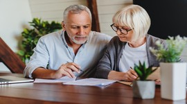 Nawet 570 zł więcej z trzynastki i czternastki w 2026 roku. Seniorzy robią jeden ruch w ZUS