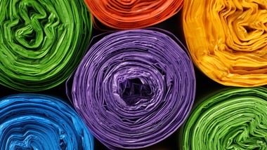 worki na odpady w nowym kolorze (fioletowym) już powinny trafić do gospodarstw domowych. jakie śmieci do nich wrzucać?