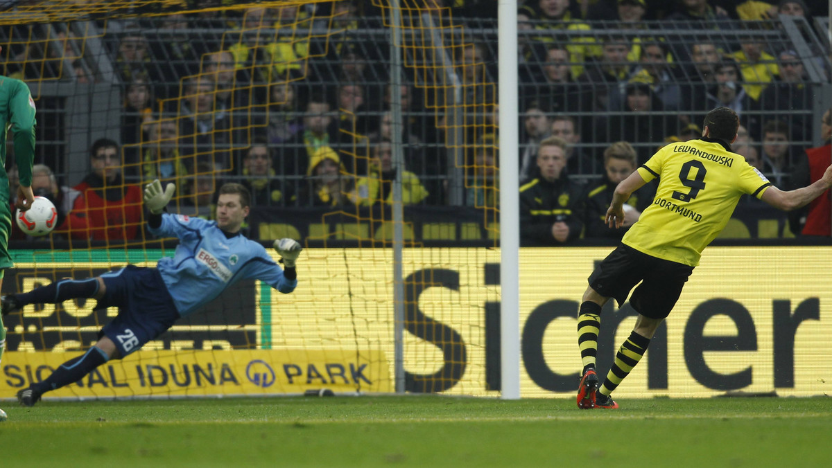 Borussia Dortmund pokonała Greuther Fuerth 3:1 (3:1) w meczu 12. kolejki piłkarskiej Bundesligi. Dwa gole dla mistrzów Niemiec zdobył Robert Lewandowski, natomiast rzut karny wypracował powracający do składu po kontuzji - Jakub Błaszczykowski.