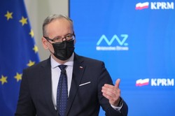 "Bonus" dla zaszczepionych uczniów? Niedzielski o scenariuszach na nowy rok szkolny