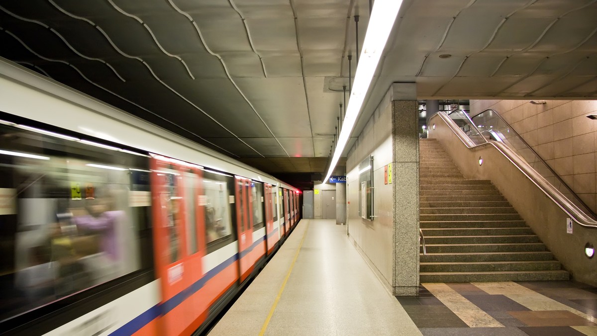 Wypadek na stacji metra. Mężczyzna wpadł pod pociąg