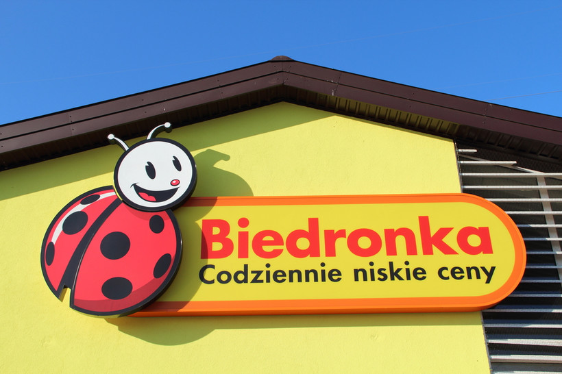 W automacie na ul. Kiełczowskiej we Wrocławiu można kupić podstawowe produkty.