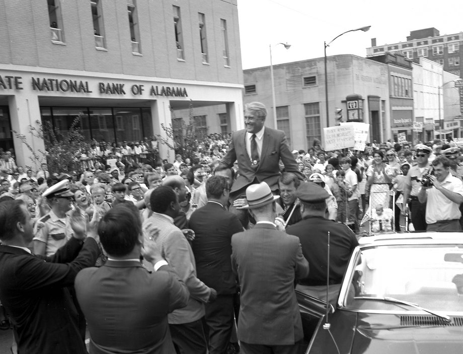 Dr. Wernher von Braun, pierwszy dyrektor centrum Marshall Space Flight Center NASA podczas obchodów Apollo 11 w centrum miasta Huntsville w dniu 24 lipca 1969 r.
