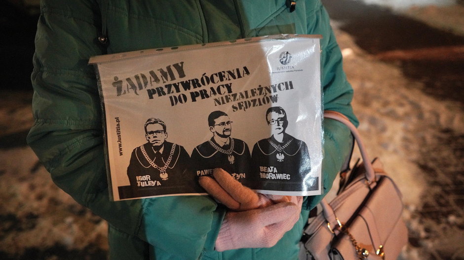 Transparent podczas jednego z wielu protestów w obronie sądów, z podobizną Beaty Morawiec