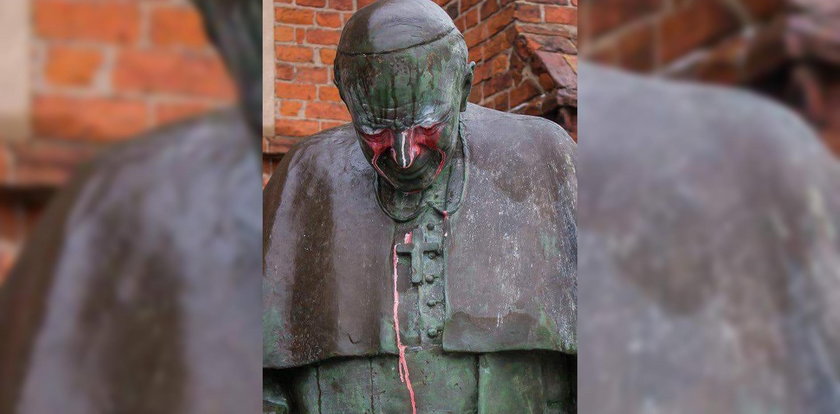 Szok w Starogardzie Gdańskim! Zdewastowali pomnik papieża