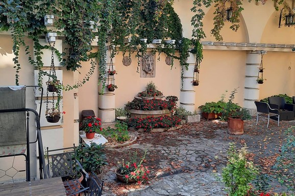 NAJLEPŠA KUĆA NA VRAČARU JE U VLASNIŠTVU NAŠE GLUMICE Poseduje prostrano dvorište sa fontanom i kamenim skulpturama