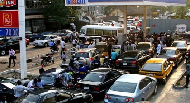 Car owners queuing at a petrol station in Nigeria (Guardian)