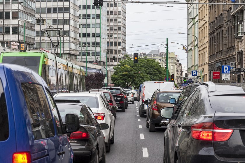 Urzędnicy wyliczają zalety strefy 30, a kierowcy stoją w korku