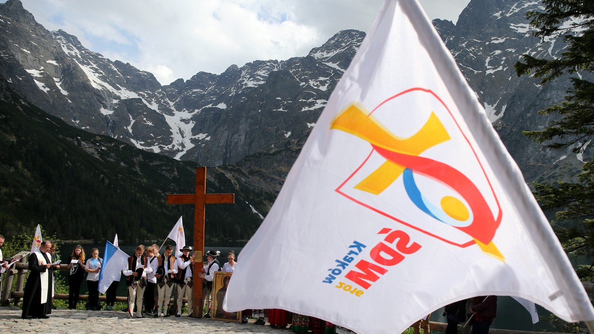 Insygnia Światowych Dni Młodzieży zostały zaniesione nad Morskie Oko w Tatrach, w miejsce gdzie w 1997 r. modlił się św. Jan Paweł II podczas swojej pielgrzymki do Polski. Insygnia ŚDM to ikona Matki Bożej Wybawicielki Lud Rzymskiego i Krzyż Roku Świętego.