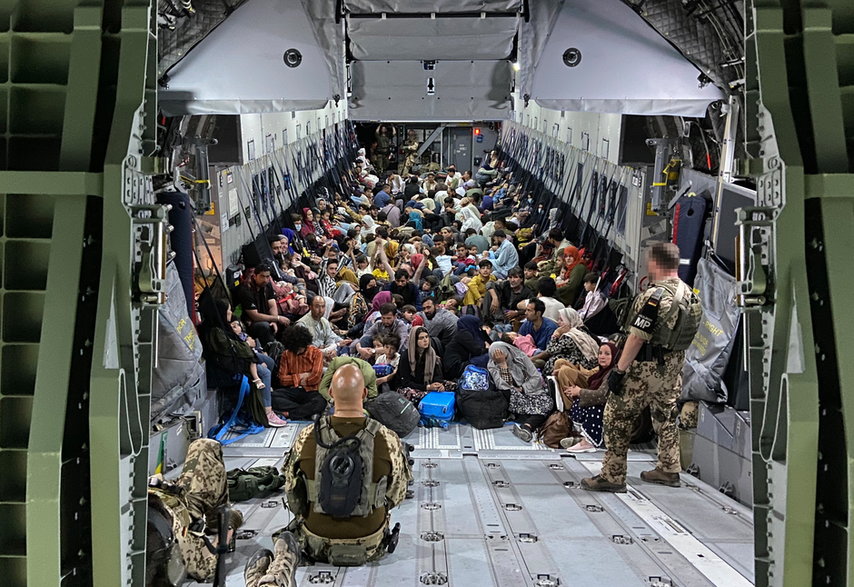 Niemieccy lotnicy ewakuują afgańskich współpracowników i ich rodziny z Kabulu, sierpień 2021 r. 