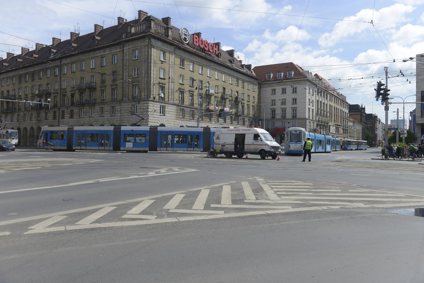 Robotnicy naprawiają tory na skrzyżowaniu ul. Piłsudskiego ze Świdnicką we Wrocławiu