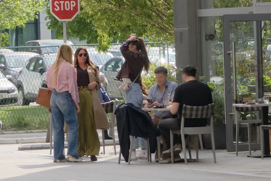 Luna i Anabela u kafiću