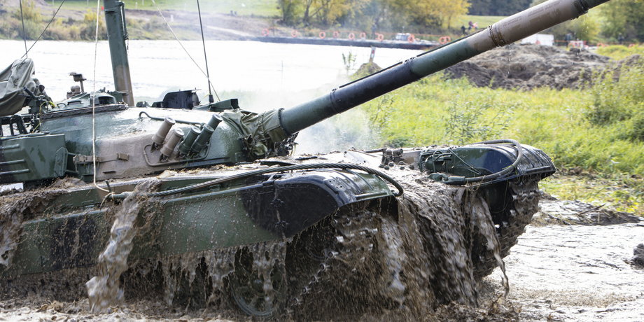 Polska przekazała Ukrainie m.in. czołgi T-72. Nasi rozmówcy uważają, że to "inwestycja w bezpieczeństwo", nawet jak nie dostaniemy za ten sprzęt ani złotówki.