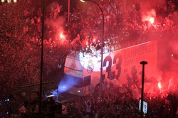 Szampan lał się strumieniami. Madryt do rana świętował mistrzowski tytuł Realu [FOTO]