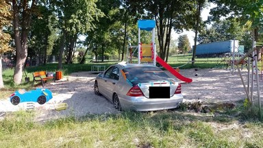 Auto wjechało na plac zabaw i ugrzęzło w piaskownicy. Kierowca był pijany