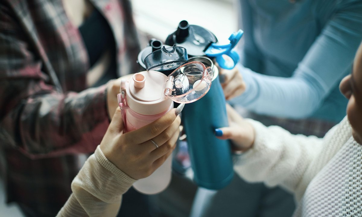 Jak często trzeba myć butelkę na wodę? Wcale nie codziennie