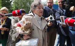 Wanda Traczyk-Stawska przekazała protestującym małpkę. 'Pilnujcie jej. To jest pamięć Powstania Warszawskiego'