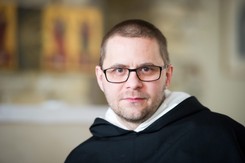 O. Gużyński reaguje na słowa o. Rydzyka specjalnym filmem. 'Zachowanie niegodne katolika'