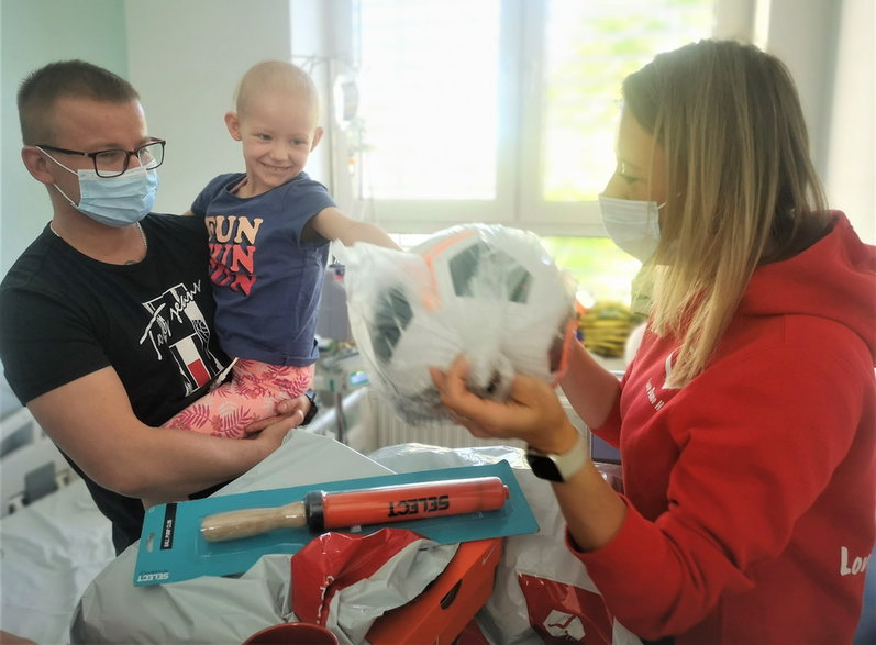 Pacjenci oddziału onkologicznego Szpitala Dziecięcego w Olsztynie otrzymali dziś sportowe prezenty