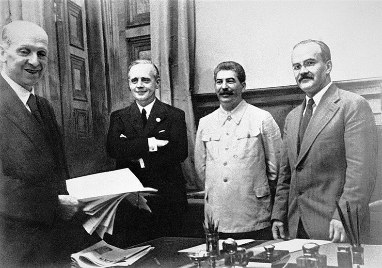 Pakt Ribbentrop-Mołotow. 23 sierpnia 1939, od lewej stoją: szef działu prawnego niemieckiego MSZ Friedrich Gauss, niemiecki minister spraw zagranicznych Joachim von Ribbentrop, Józef Stalin oraz minister spraw zagranicznych ZSRR Wiaczesław Mołotow.