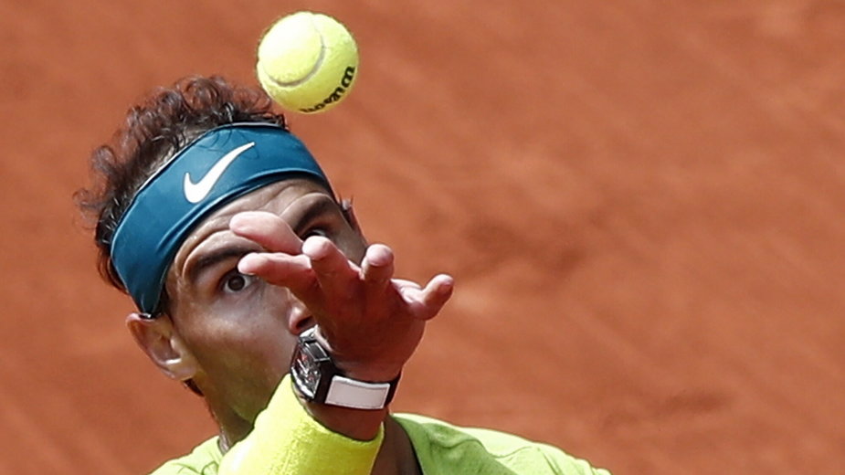 Rafael Nadal serwujący podczas meczu finałowego (5 czerwca 2022 r.)