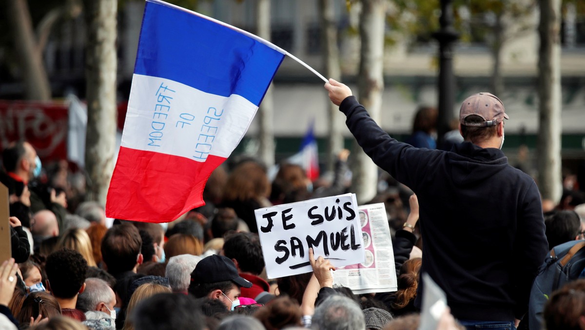 Francja. Protesty po zamordowaniu nauczyciela, który pokazywał uczniom karykatury Mahometa