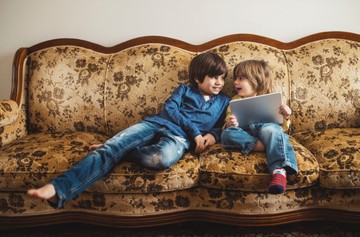 Folyton a közösségi médián lóg a gyerek? A szülői minta erősebb, mint gondolná