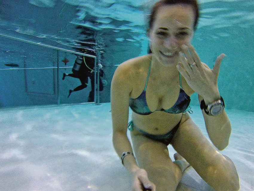 Zatečena: Jelena Raković sa vereničkim prstenom