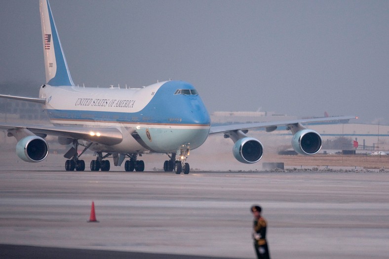 Samolot Air Force One to model Boeing VC-25A, specjalna przeróbka jumbo-jeta. Prezydent USA ma do dyspozycji dwie takie maszyny. Na zdjęciu Air Force One w Pekinie.