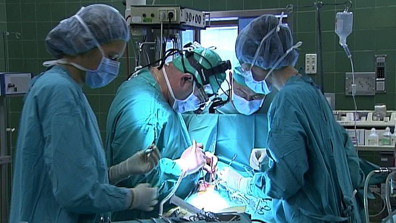 W Miejskim Szpitalu Zespolonym w Olsztynie wykonano w poniedziałek pierwszą na Warmii i Mazurach operację laparoskopowego zmniejszenia żołądka. Nowa usługa medyczna ma ułatwić pacjentom z tego regionu dostęp do specjalistycznych metod leczenia otyłości i jej powikłań.