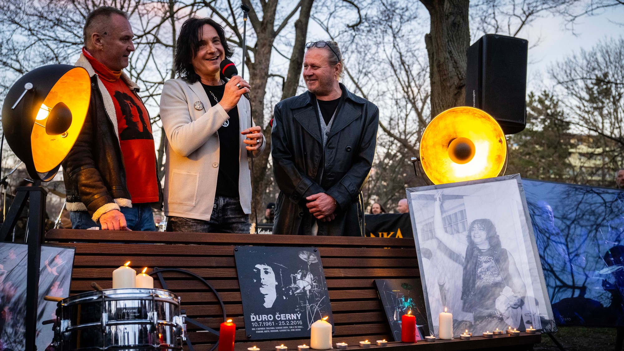 Na snímke zľava umelec Viťo Fila, spevák a gitarista skupiny Tublatanka Maťo Ďurinda a Roman Galo Galvánek.