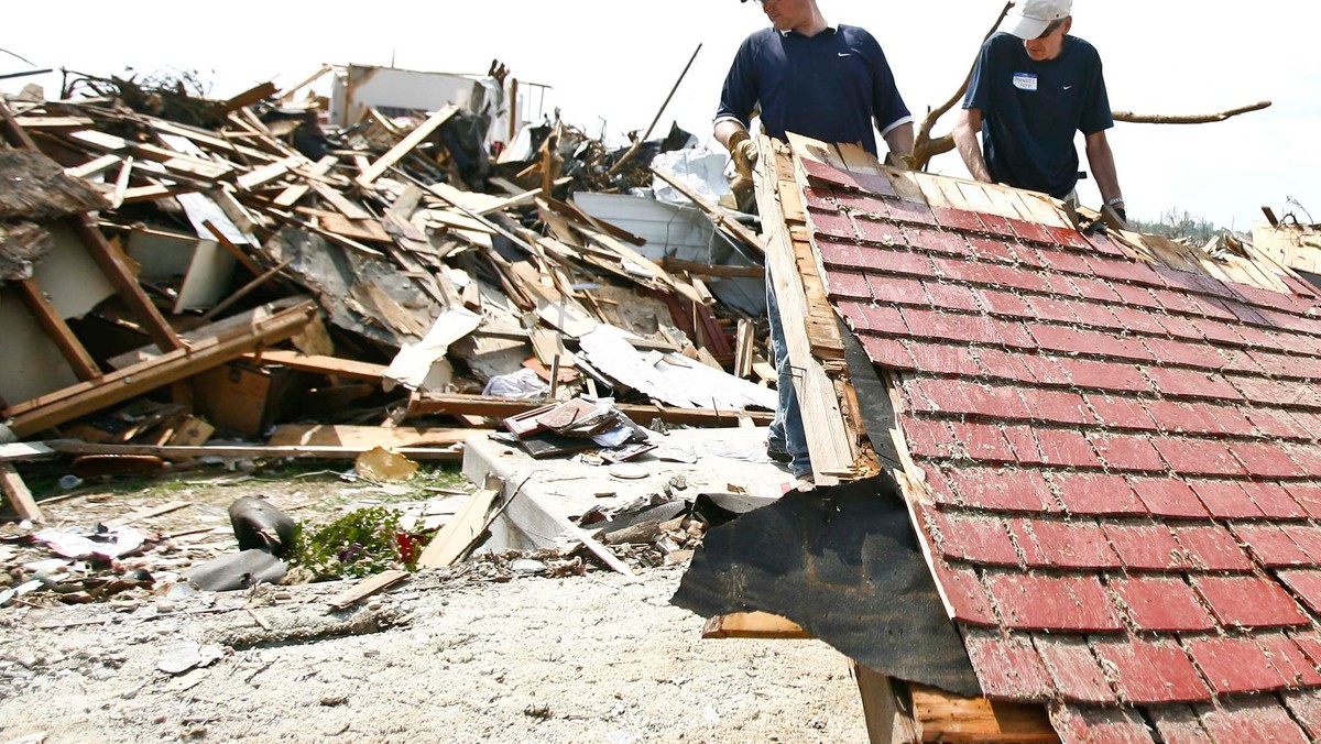 Śmierć co najmniej czterech osób spowodowało tornado, które wczoraj wieczorem przeszło w okolicach miasta Springfield w stanie Massachusetts. Gubernator Deval Patrick ogłosił stan wyjątkowy.